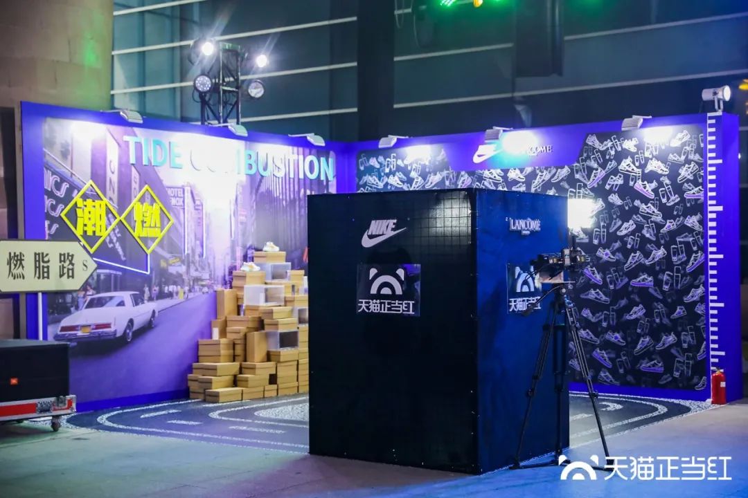 天貓正當紅之産品牆進行手繪、填色、塗鴉,畫出心目中的潮搭 天貓正當紅之産品牆進行手繪、填色、塗鴉,畫出心目中的潮搭